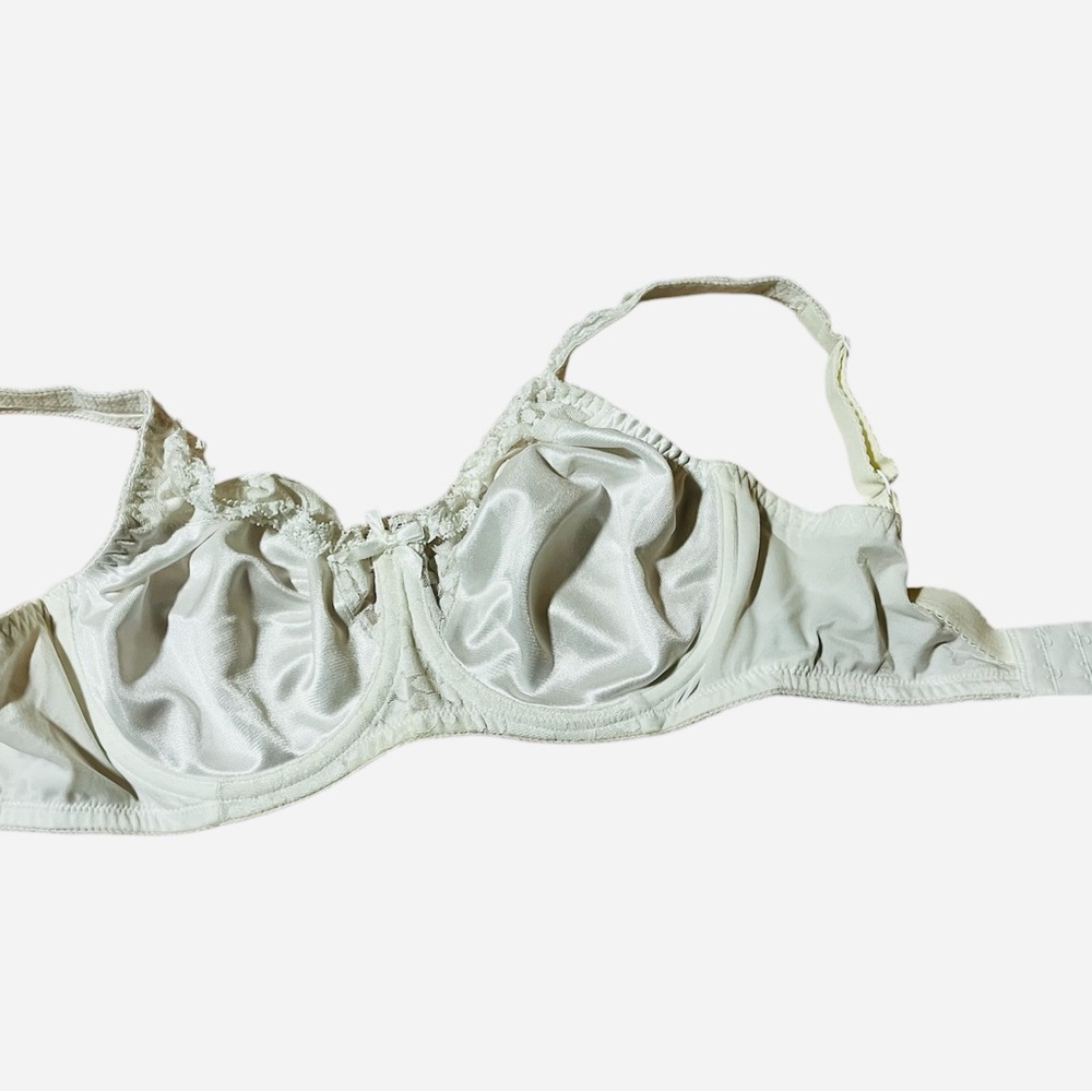 Warner's White Bras Intimates & Sleepwear. 34 D. NWOT